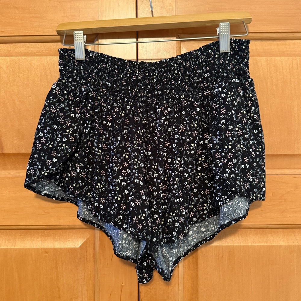 Garage Flowy Floral Patterned Shorts | Size L